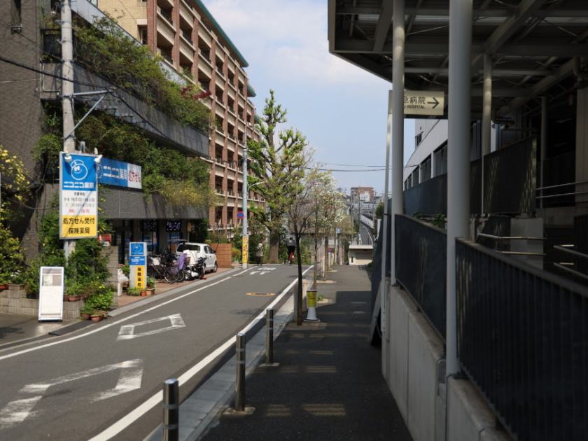 下り坂を道なりに進みます