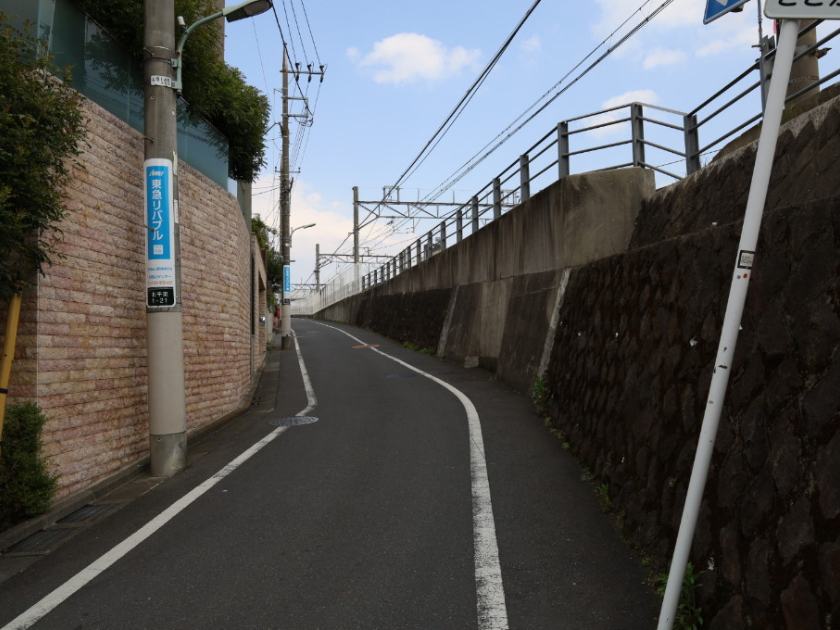 線路沿いに登ります