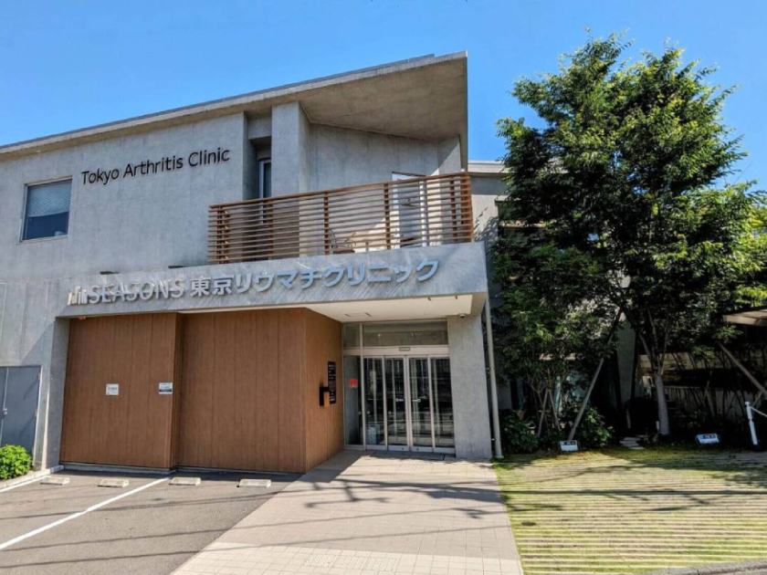 左手にクリニックが見えます